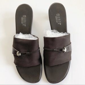 Munro American Jill Brown Stretch Slides Sandals 10